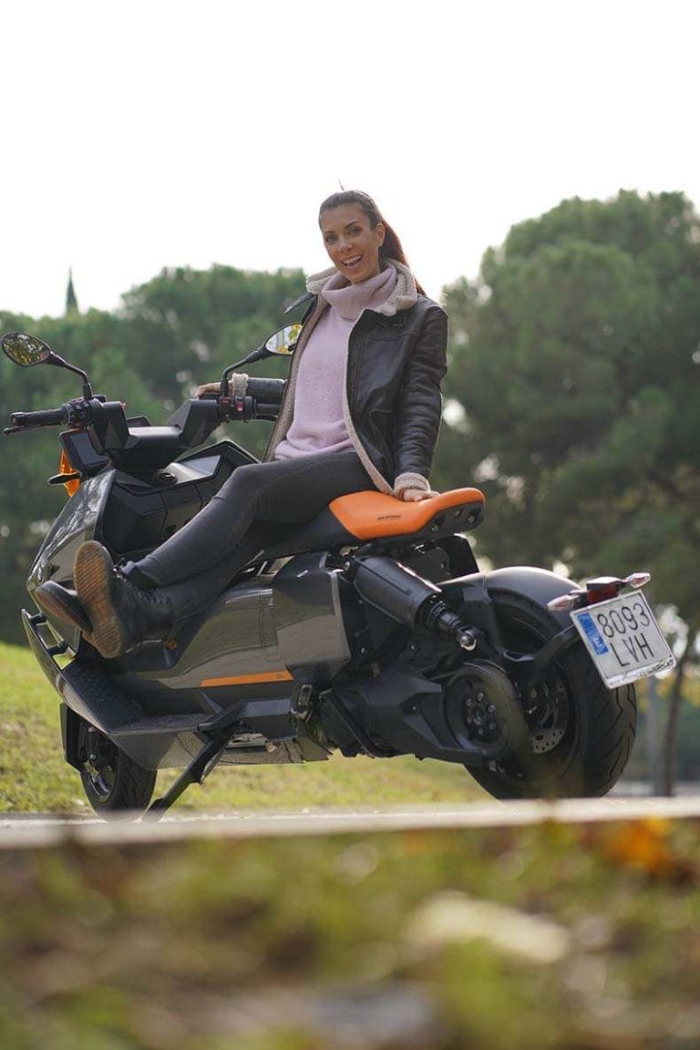 BMW CE 04 moto electrica scooter, premium, berta mujeres moteras