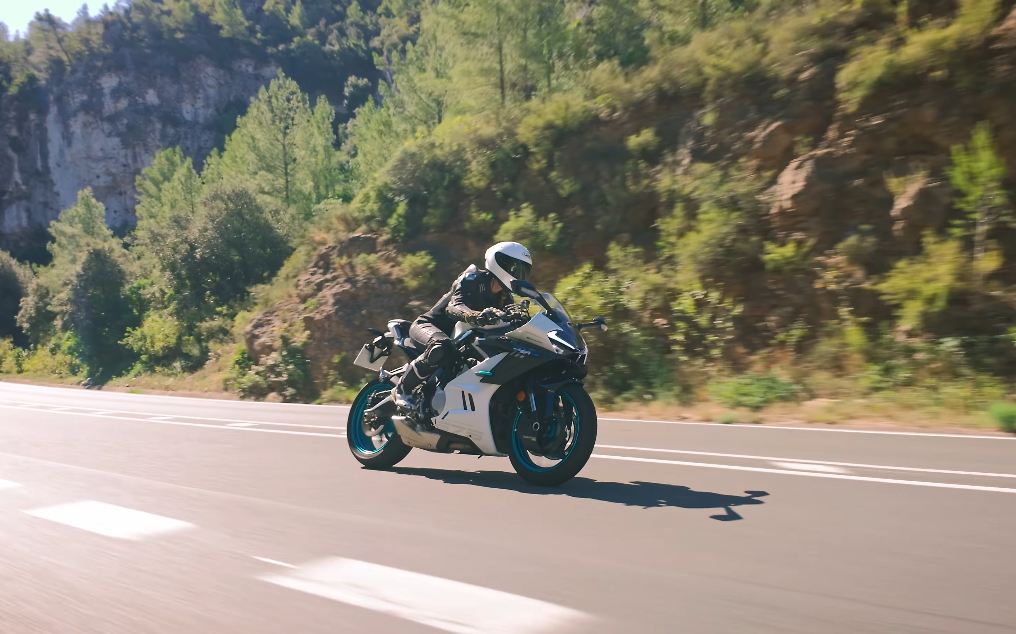 CFMoto 675SR-R: una deportiva de 90 CV para carretera y circuito por menos de 7.500 € 1