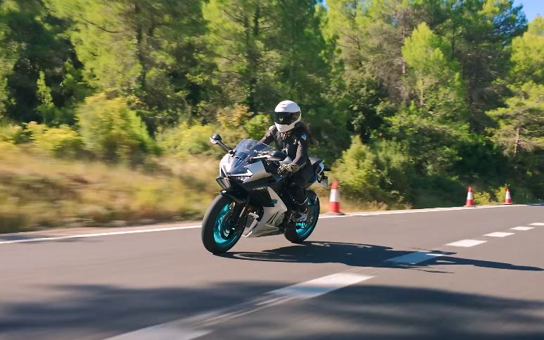 CFMoto 675SR-R: una deportiva de 90 CV para carretera y circuito por menos de 7.500 euros