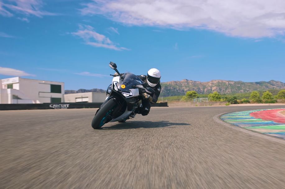 CFMoto 675SR-R: una deportiva de 90 CV para carretera y circuito por menos de 7.500 € 2