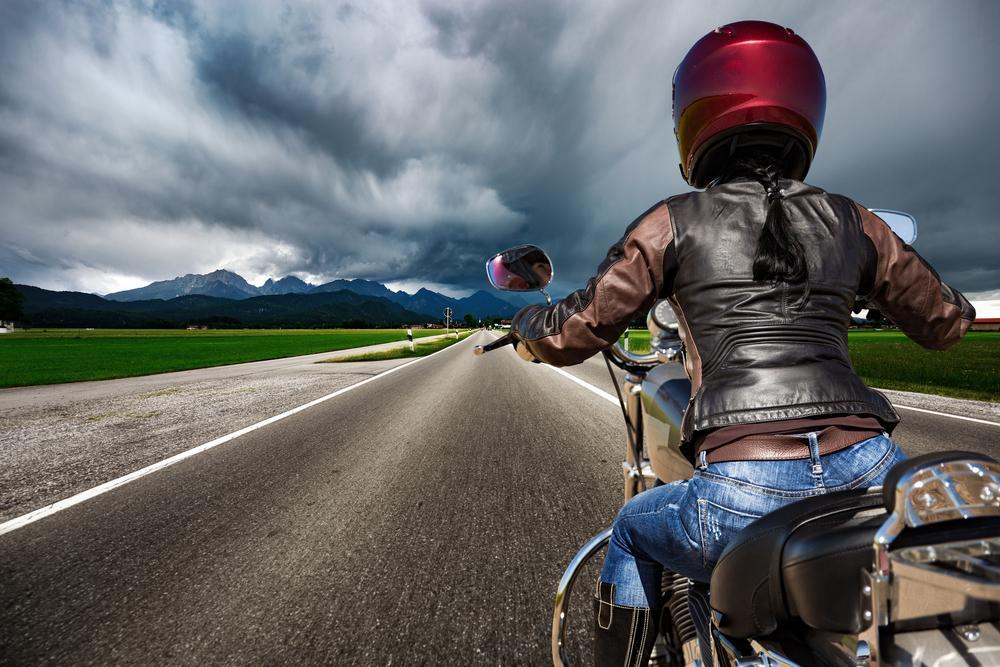 Cinco consejos para conducir una moto cuando llueve