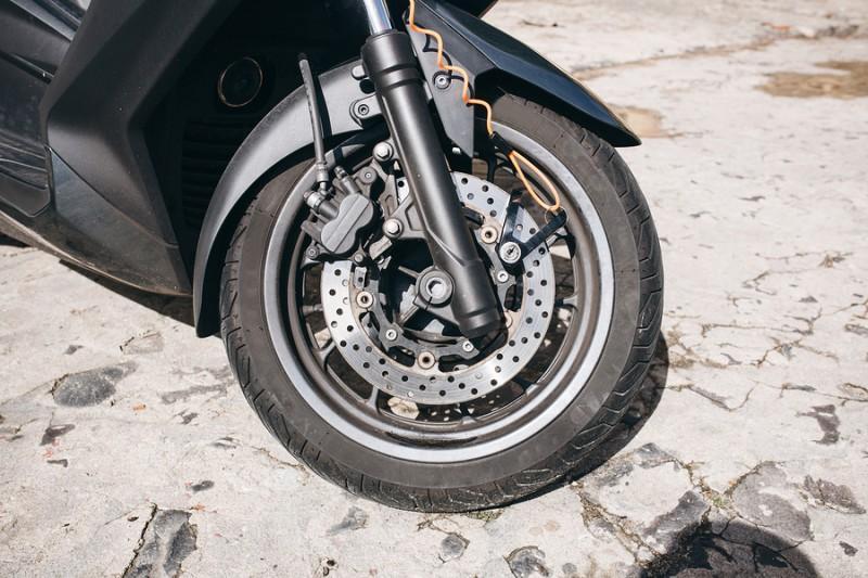 Cómo cambiar la rueda delantera de una moto