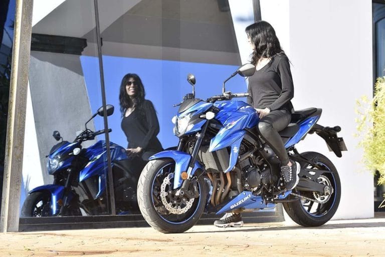 suzuki gsx 750s, estética y caracteristicas, moto nacked A2, moto para mujeres bajitas, moto A2 ligera