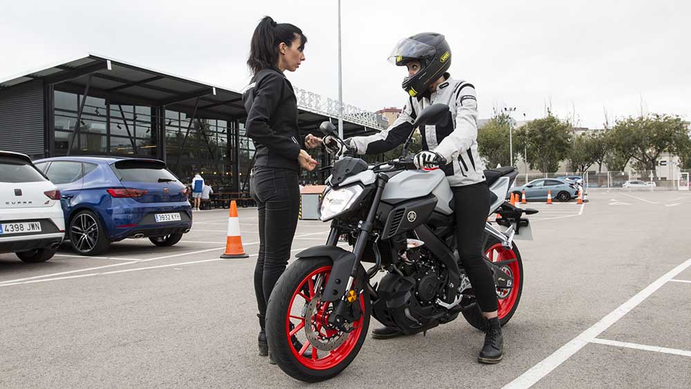 aprender a ir en moto con alguien de confianza