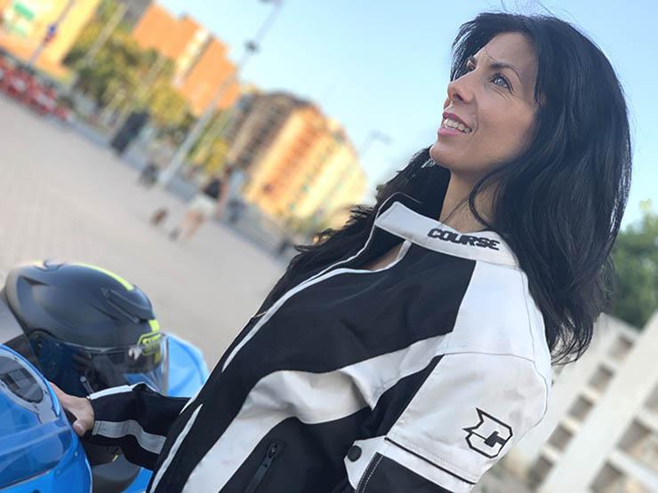 vestir en moto en verano con ropa de moto con protecciones. Chaqueta de cordura de verano. Unisex.