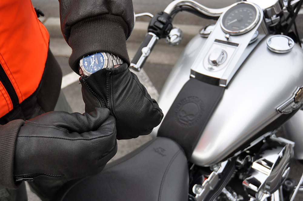 conducir sin guantes, guantes de moto, motorcycle gloves, ropa de moto