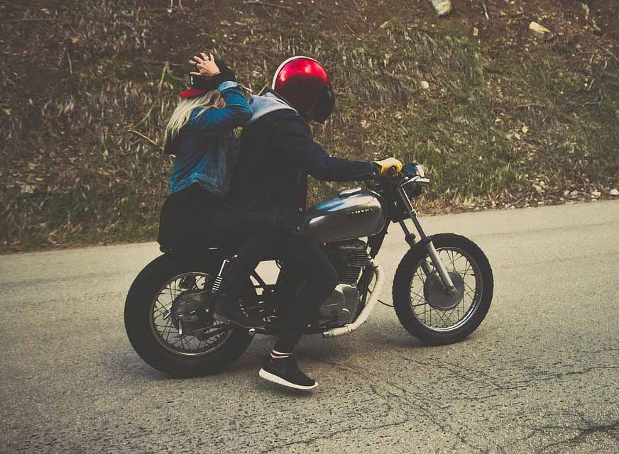 copiloto viajar solo en moto
