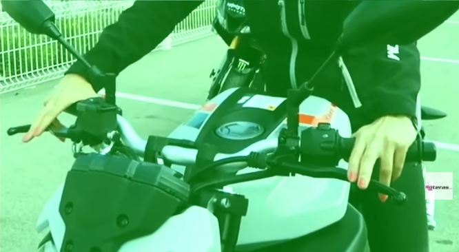 Malos hábitos al conducir una moto que pueden poner en riesgo tu seguridad 4 Malos hábitos al conducir una moto que pueden poner en riesgo tu seguridad 3