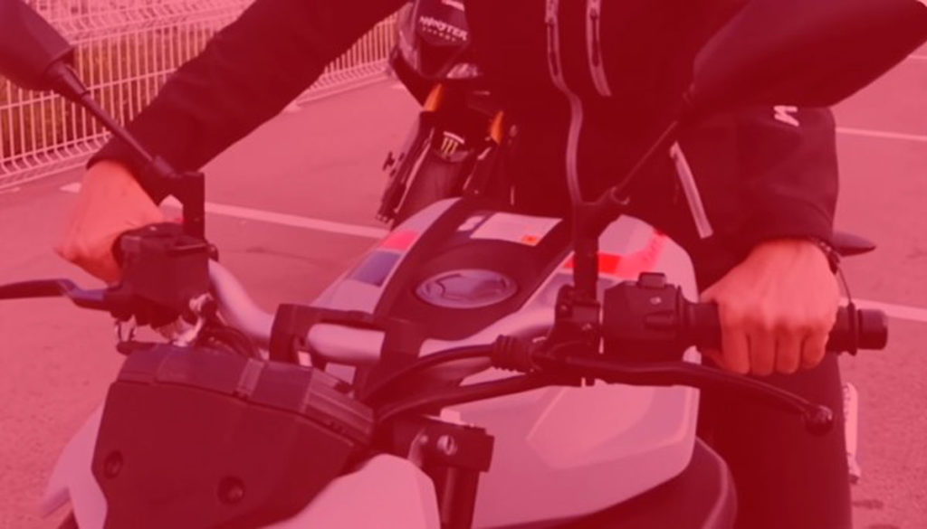 Malos hábitos al conducir una moto que pueden poner en riesgo tu seguridad 3 Malos hábitos al conducir una moto que pueden poner en riesgo tu seguridad 2
