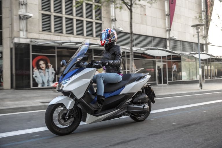 honda forza 125cc, scooter ciudad, movilidad urbana, cómo moverme por ciudad, moto para ciudad, mujeres moteras