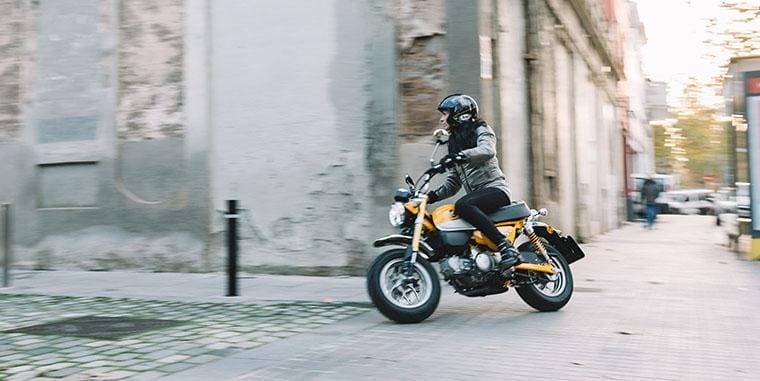 Honda Súper Cup y Honda Monkey: presentación en Barcelona 2 honda monkey, moto para chicas, motos pequeñas exclusivas, scooter monkey, minimoto monkey, mujeres moteras, motos para mujeres