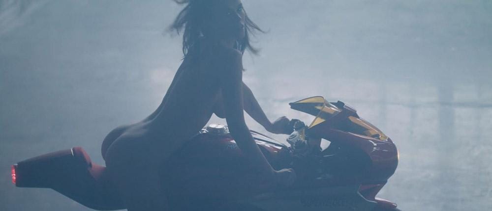 vídeo porno erotico de mv agusta superveloce 800, machismo en el motociclismo, sexismo, mujeres moteras vídeo porno erotico de mv agusta superveloce 800