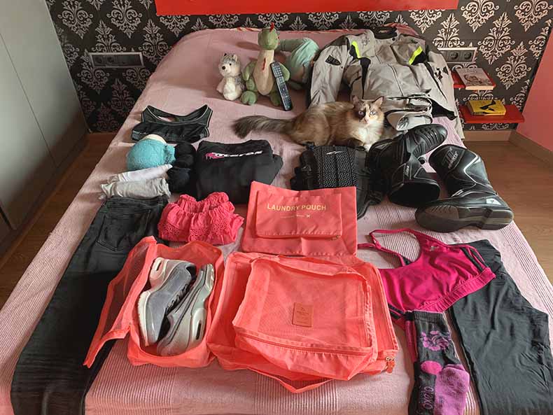 Equipaje de la moto: las 3 claves para organizarlo 1 despliega toda la ropa que te vayas a llevar sobre la cama. Así verás si te dejas algo