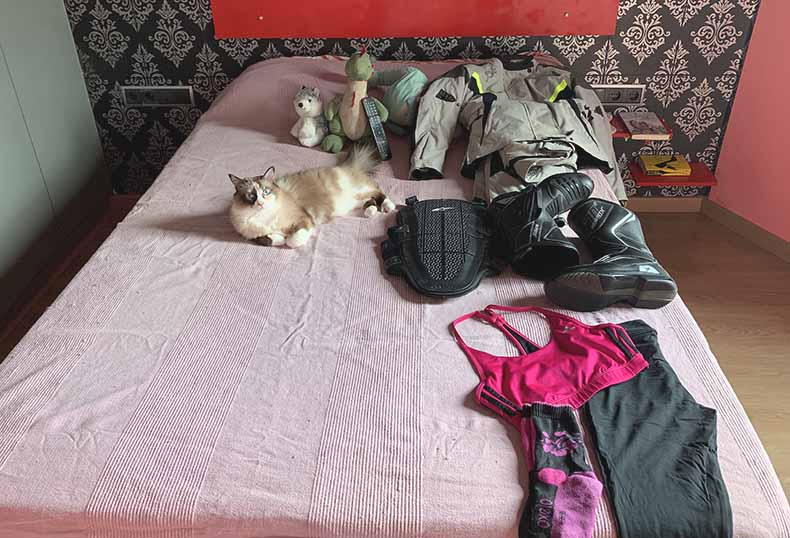 organización del equipaje de la moto para ir de viaje organización de la ropa de moto para ir de viaje