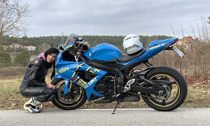una moto , berta, azulita, moto de segunda mano