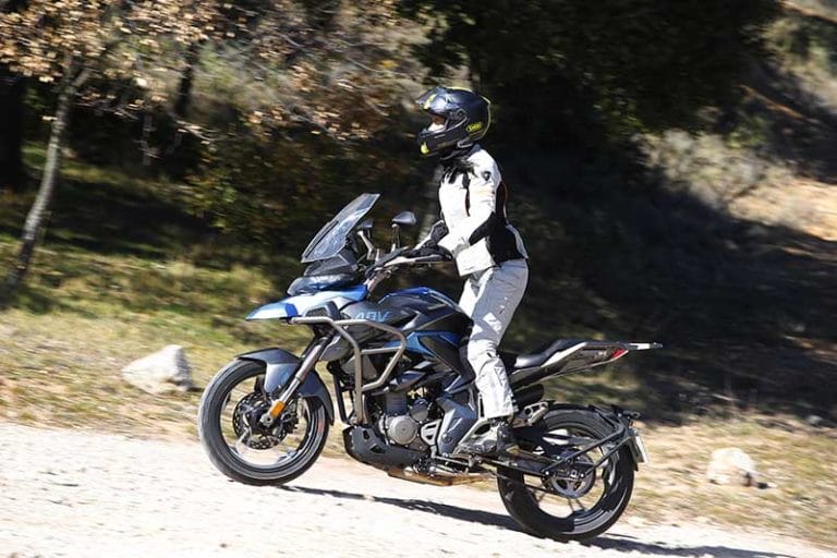 zontes t310, moto trail, moto trail 300cc, moto trail para mujer, moto para mujeres bajitas, moto trail de media cilindrada, moto zontes, motos chinas, moto trail chinas